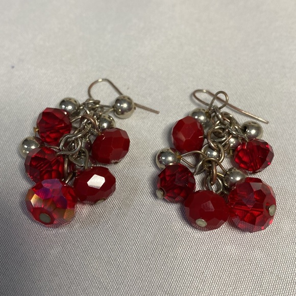 Vintage faceted red glass bead earrings - Picture 7 of 7